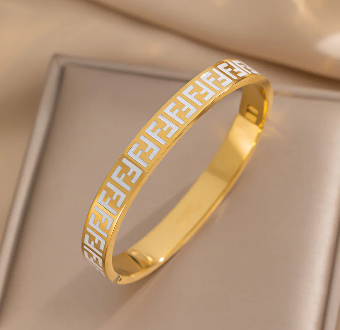 18k gold bangle bracelet