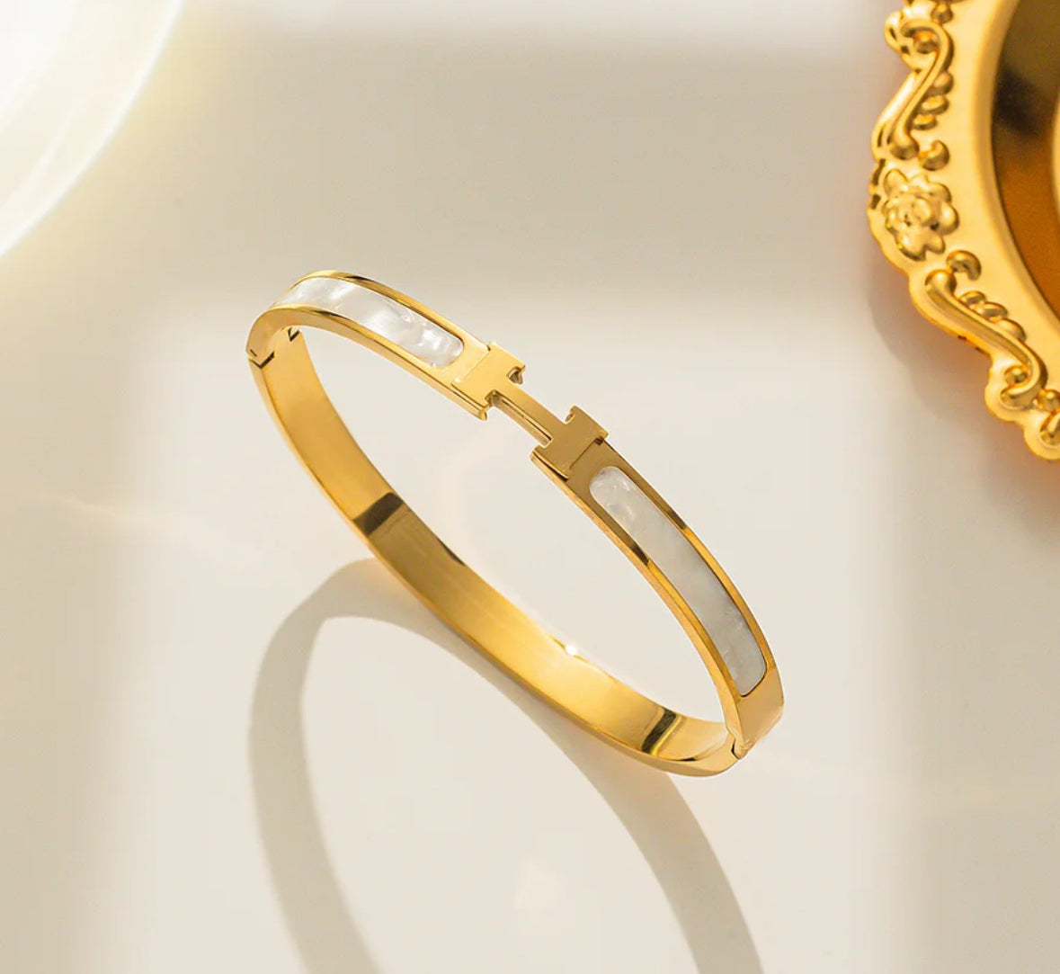 18k gold bangle bracelet